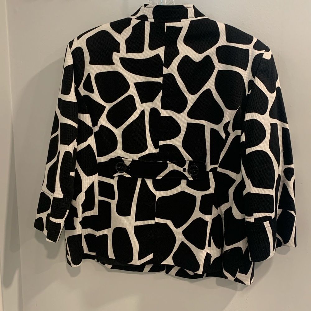 East 5th Black and White Patterned Blazer - Picture 3 of 11